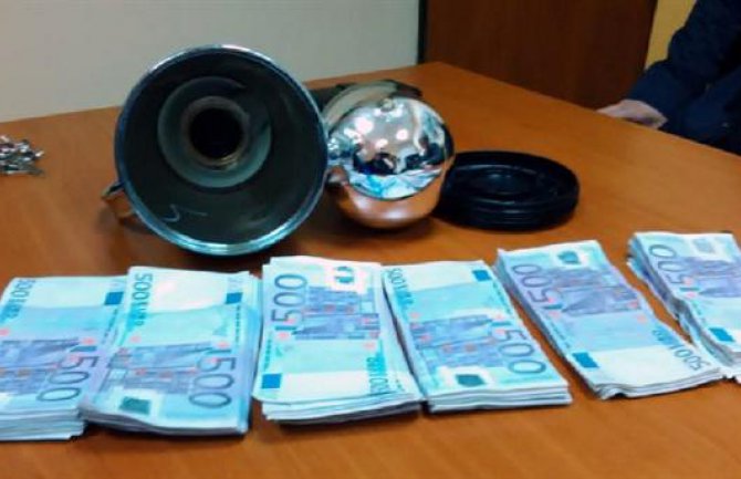 Carinici u termosu našli 120.000 eura! (FOTO)