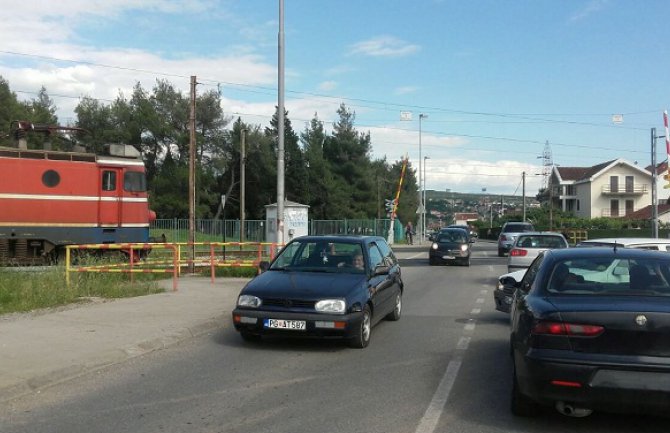 Pazi ide voz!