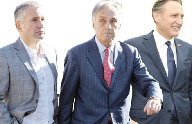 Dogovor unutar trojke: Funkcije po dubini na tri dijela