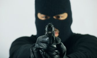Pokušali da opljačkaju vlasnika prodavnice: Maskiran i uz prijetnju pištoljem tražio novac, drug ga čekao u autu