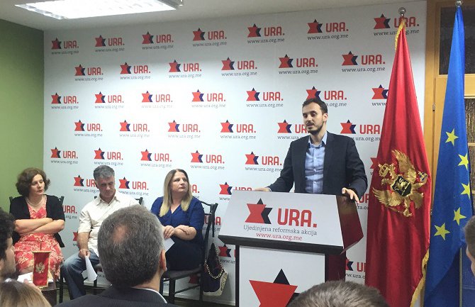 Neprihvatljiva odluka o isplati bonusa direktorima u vrijeme kada se ukidaju naknade i povećava PDV