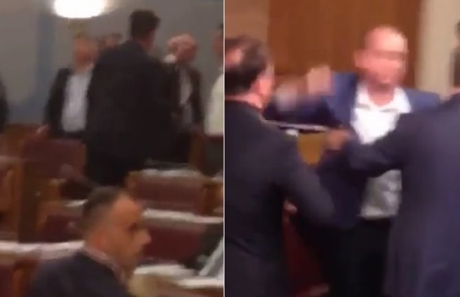 DF najavljuje prijave protiv poslanika DPS-a i Mustafića