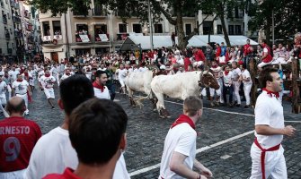 Španija: Povrijeđeno četvoro ljudi u prvoj trci sa bikovima (FOTO)