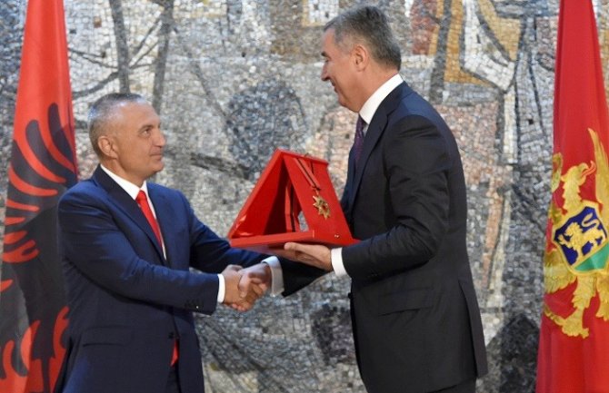  Đukanović odlikovan Ordenom nacionalne zastave Albanije