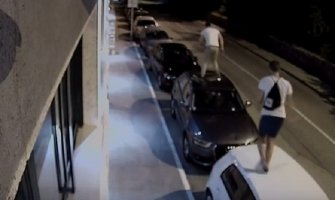 Policija identifikovala mladiće koji su skakali po automobilima ispred hotela Porto In