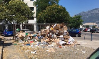 Bar: Smeće na ulicama i plažama usred sezone (FOTO)