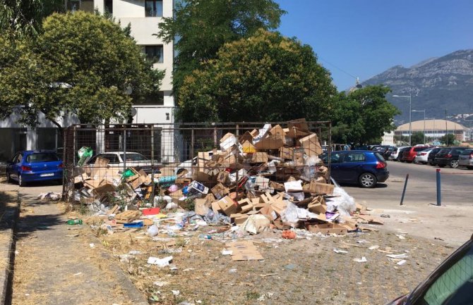 Bar: Smeće na ulicama i plažama usred sezone (FOTO)