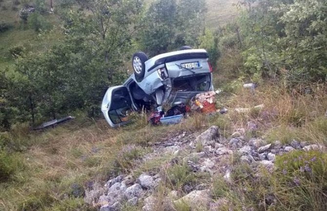 Auto sletjelo s puta ,povrijeđeno troje srpskih državljana