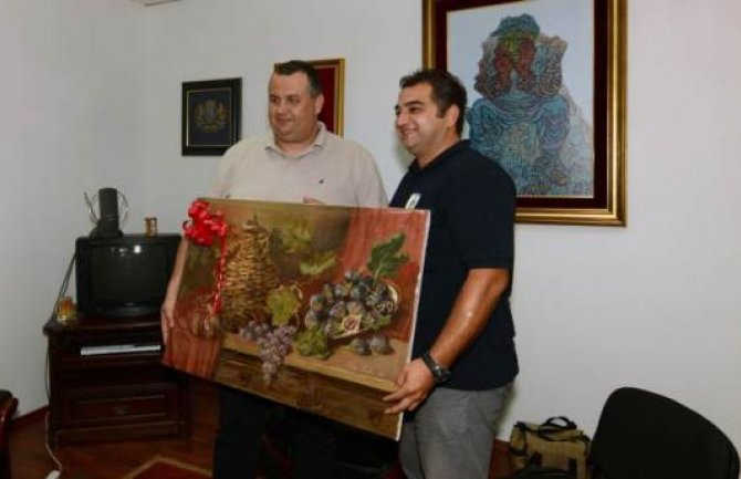 Novaković nagradio Biševića: Širom regiona poslao svijetlu sliku Bara