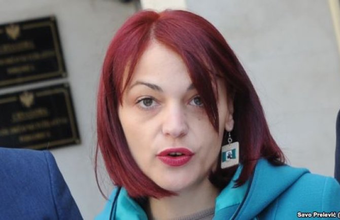 Živjeti za i od politike 