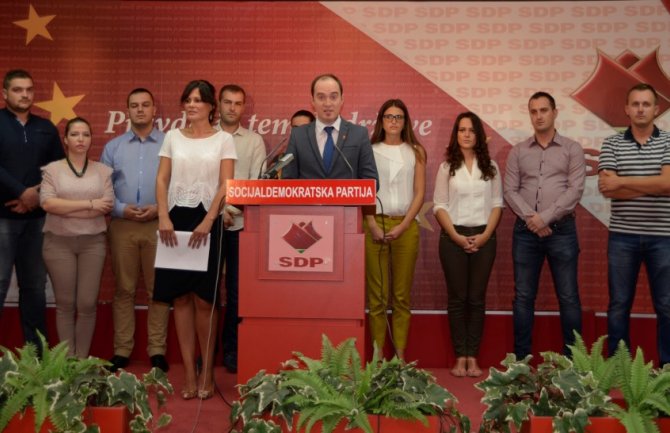 Stanić: Smanjiti zarade funkcionerima