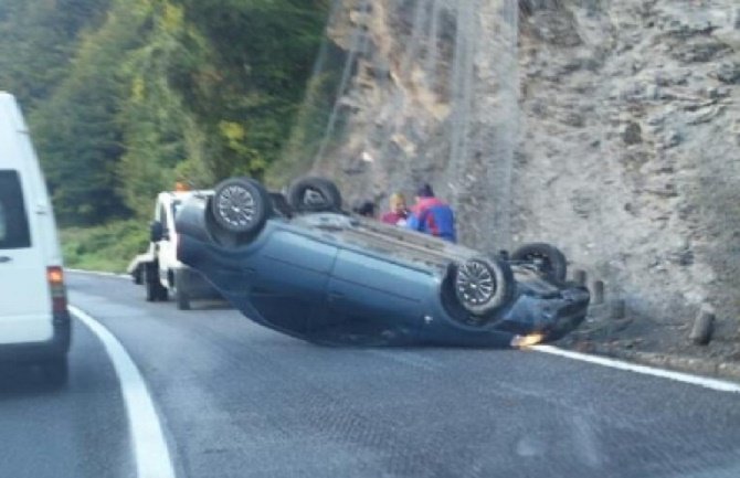Mojkovac-Kolašin: Zbog klizavog kolovoza, auto na krovu
