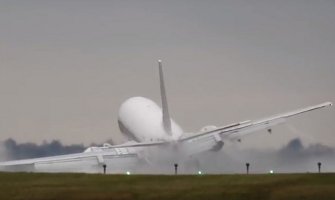 Stravično slijetanje aviona: Pilot jedva izbjegao katastrofu (VIDEO)