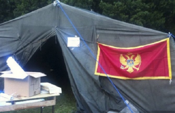 Bar: Građani glasaju ispod šatora