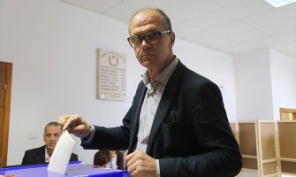 Drešević glasao u Tuzima: Crna Gora ide dobro, prema NATO-u i EU