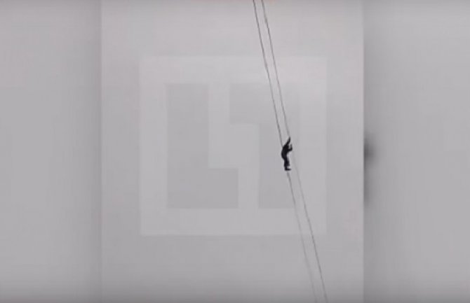 Pao sa žice na visini od 30 metara i poginuo (VIDEO)