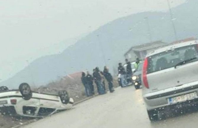 Udes u Podgorici: Prevrnuo se golf