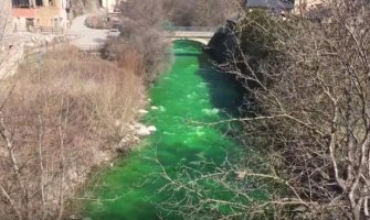 Rijeka u Pirinejima promijenila boju u  fluoroscentnu zelenu (VIDEO)