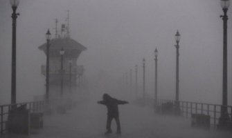 Francuski ''Zevs'' ubio nekoliko ljudi, a više od pola miliona kuća bez struje (FOTO/VIDEO)