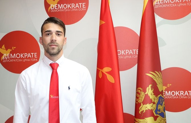 Demokrate DPS-u: Umjesto košulja, bolje se raspitajte koliko košta sat bivšeg ministra