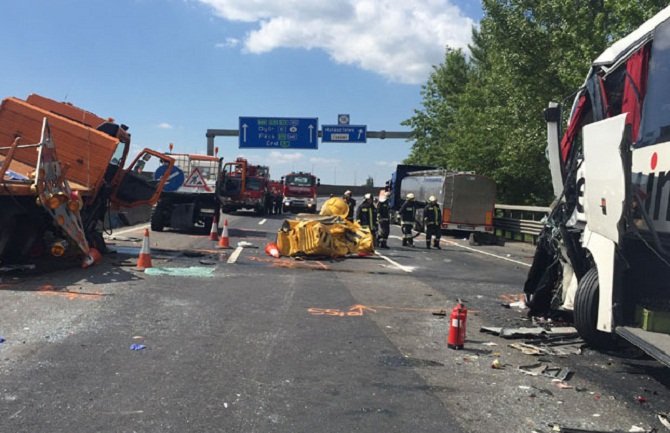 Vozač autobusa iz Srbije poginuo, više osoba povrijeđeno (FOTO)