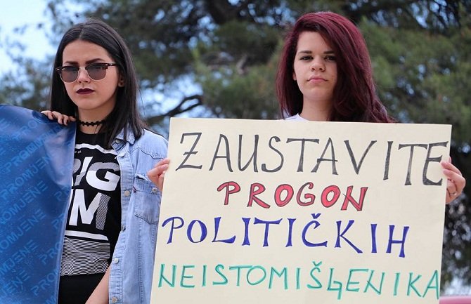 Performans podrške uhapšenim funkcionerima Pokreta za promjene