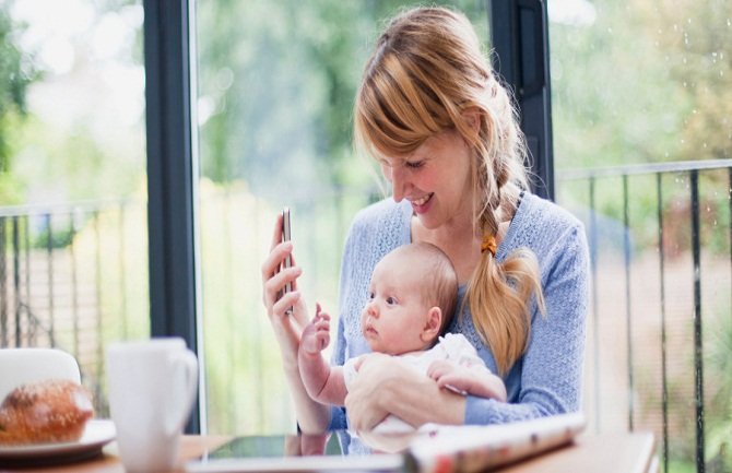 Evo šta radite bebi kada joj date telefon