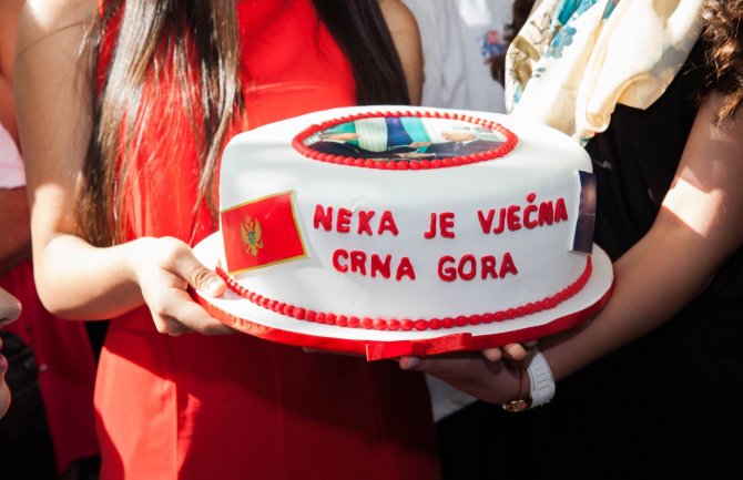 Torta za premijera: Mladi ponosni na dostignuća Markovićeve Vlade