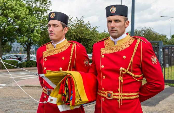 Imena upisana u istoriju: Čabarkapa i Vuković podigli zastavu CG ispred sjedišta NATOa