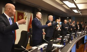 Torta i šampanjac za ministre i premijera, CG od ponedeljka druga zemlja