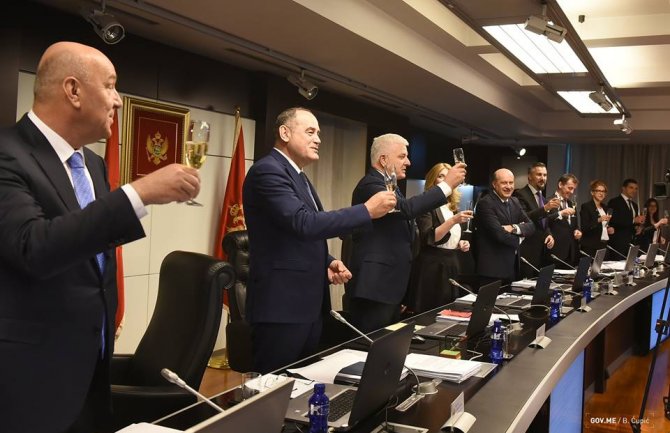 Torta i šampanjac za ministre i premijera, CG od ponedeljka druga zemlja