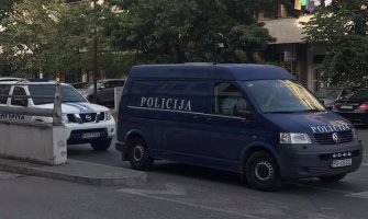 Završeni pretresi, policija zaplijenila kompjuter Medojevića i dokumentaciju(VIDEO)