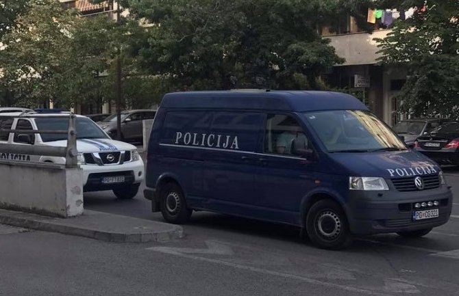 Završeni pretresi, policija zaplijenila kompjuter Medojevića i dokumentaciju(VIDEO)