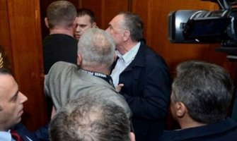 Pola poslaničke plate za nedolično ponašanje u Skupštini