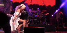 Cipele će je koštati glave: Lepa Brena opet pala i nasmijala publiku (VIDEO)