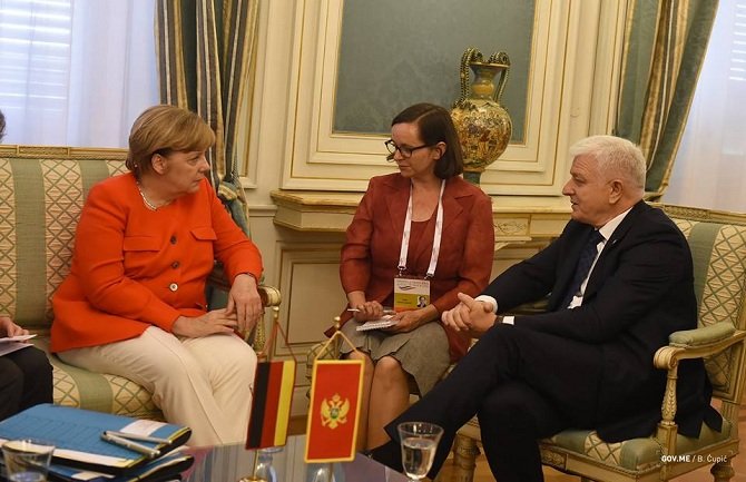 Marković pozvao Merkelovu u Crnu Goru