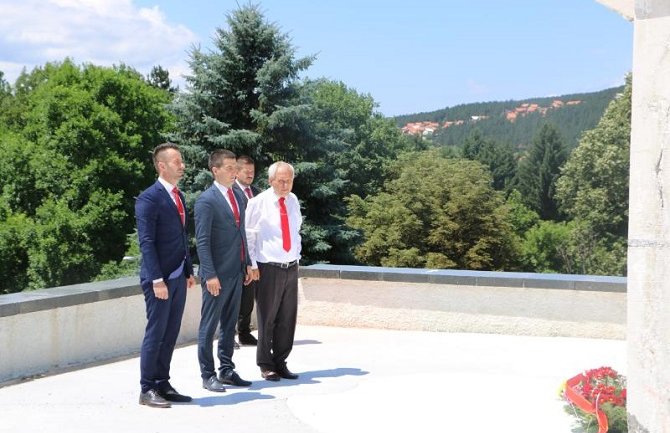 Demokrate položile vijenac na Stražici