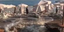 Pukla cijev i voda povukla dio plaže u Bečićima (VIDEO)