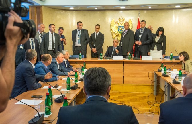 Administrativni odbor danas,razmatra se skidanje imuniteta poslanicima DF-a