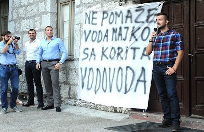 URA DPS-u: Naša budućnost je slobodno Cetinje, a vaša prugaste uniforme	