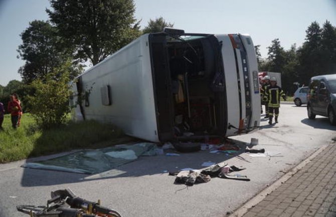 Njemačka:Prevrnuo se autobus, povrijeđene 44 osobe