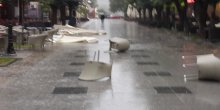 Vjetar oduvao inventar kafića u centru Bijelog Polja (VIDEO)