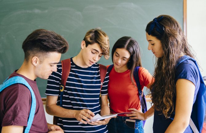 Promovisati kontraceptivna sredstva u školama