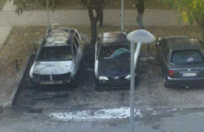 Zapalili službeno vozilo da bi prikrili štetu nastalu skakanjem po automobilu