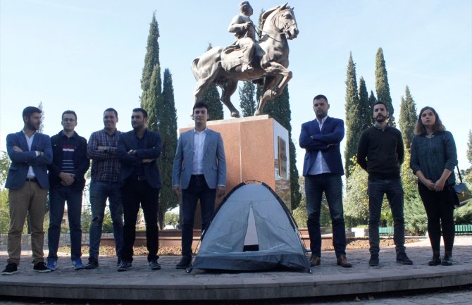 DF obilježio dvije godine od razbijanja šatorskog naselja pred Skupštinom