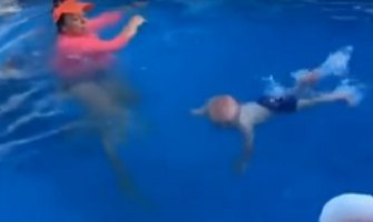 Bacila bebu od 9 mjeseci u bazen da provjeri da li zna da pliva (VIDEO)