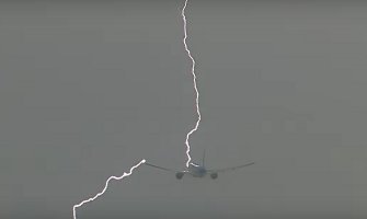 Putnički avion u trenutku polijetanja pogodila munja (VIDEO)
