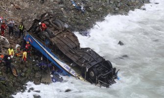 Autobus se survao niz provaliju, stradalo 48 osoba