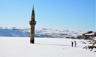 Minaret potopljene džamije viri iz zaleđenog jezera (FOTO)