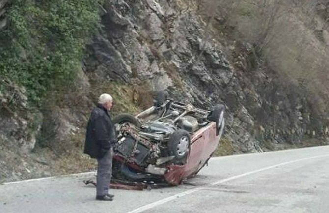 Automobil se prevrnuo na krov, nema povrijeđenih
